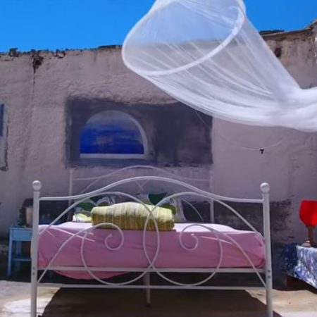 Θα έδινες 46 ευρώ για να ένα βράδυ στο πιο viral «άσκεπο» Airbnb στην Κρήτη;