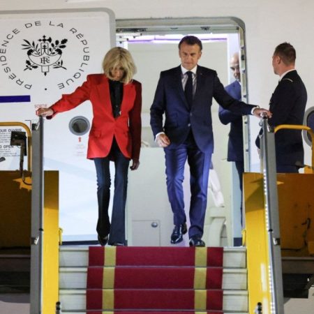 Αναγνώστης χειλιών αποκαλύπτει τι είπε η Μπριζίτ στον Μακρόν μετά το χαστούκι