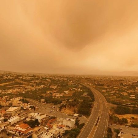 Σκηνικό από το Dunes η Κρήτη, αφού έπεσαν 21 κιλά αφρικανικής σκόνης ανά στρέμμα