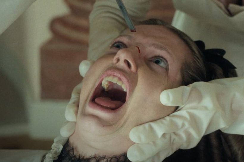 Η άσχημη θετή αδελφή (The Ugly Stepsister, 2025) - To disturbing, body horror έχει μια δόση αλήθειας