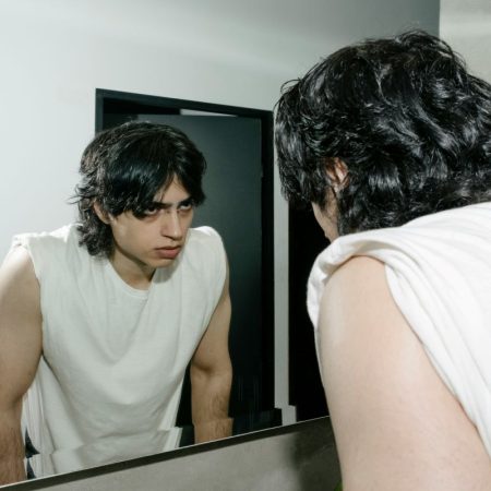 Mirror Theory: Η δύναμη του να μιλάς (και πώς μιλάς!) στον εαυτό σου