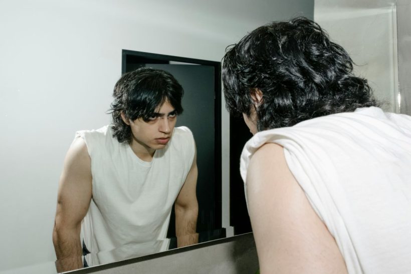 Mirror Theory: Η δύναμη του να μιλάς (και πώς μιλάς!) στον εαυτό σου