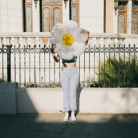 Love bombing VS genuine care: Πώς καταλαβαίνεις αν σε νοιάζεται ή σε χειραγωγεί