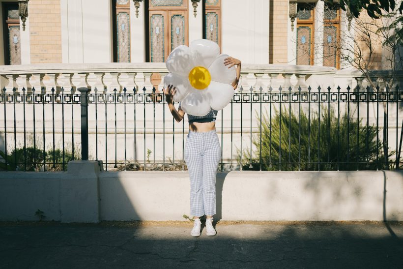 Love bombing VS genuine care: Πώς καταλαβαίνεις αν σε νοιάζεται ή σε χειραγωγεί