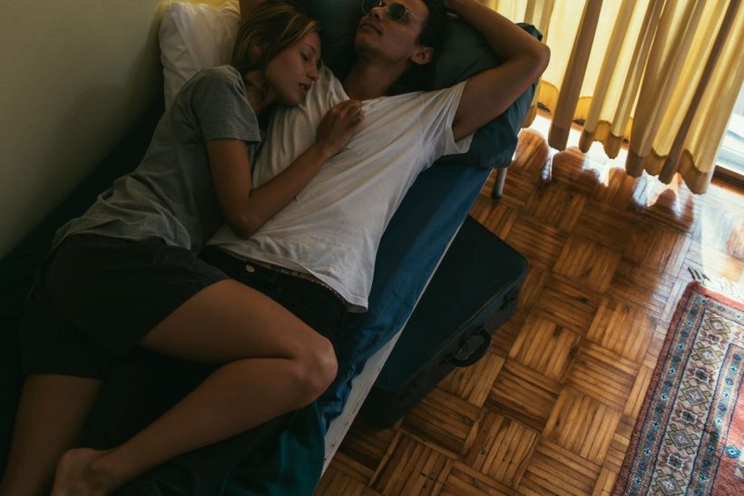 Ξέρεις τι τα σπάει; Να γυρνάς στην αγκαλιά του αγαπημένου σου και να μην χρειάζεται να πείτε απολύτως τίποτα