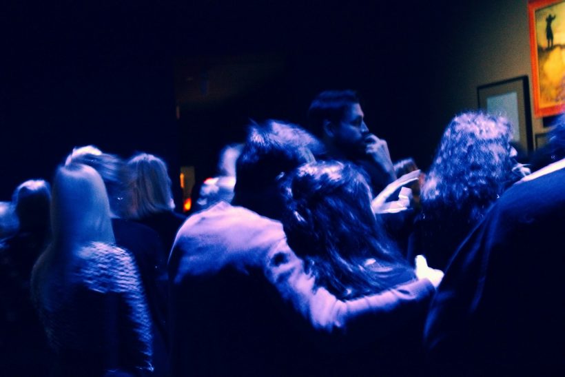 6 σημάδια που δε βλέπεις με τη μία και δείχνουν ότι όντως σε θέλει