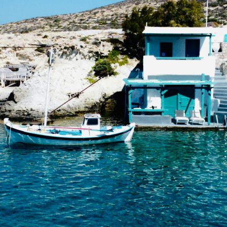 Ένα χωριό, δυο καρέκλες στον ήλιο και καθόλου wifi: Η νέα viral τάση των ταξιδιών