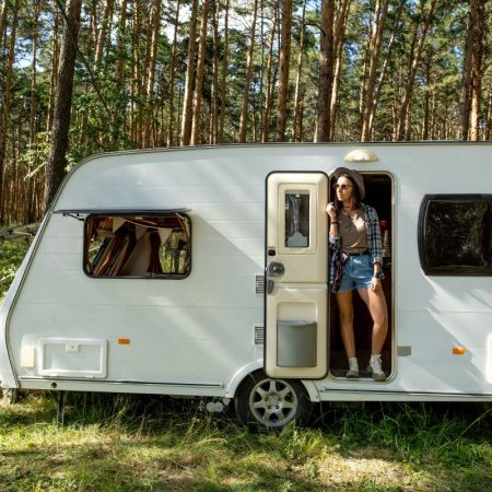 Nέος νόμος για τα τροχόσπιτα: Eίναι καλοπροαίρετος έλεγχος ή γραφειοκρατικό φρένο στην ελευθερία;