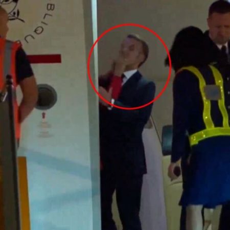 Η Μπριζίτ Μακρόν σφαλιαρίζει τον Πρόεδρο της Γαλλίας, μπροστά σε όλους