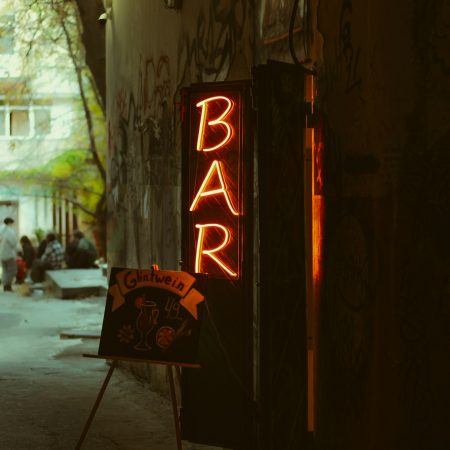 Σε ένα μπαρ κάποιο βράδυ δυο φίλοι βρέθηκαν ο ένας μέσα στη γλώσσα του άλλου