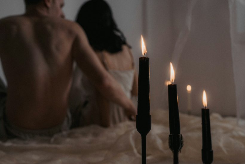 Είναι dark romance ή ένα βιβλίο που προσπαθεί να σε ερeθίσει με τον θύτη σου;
