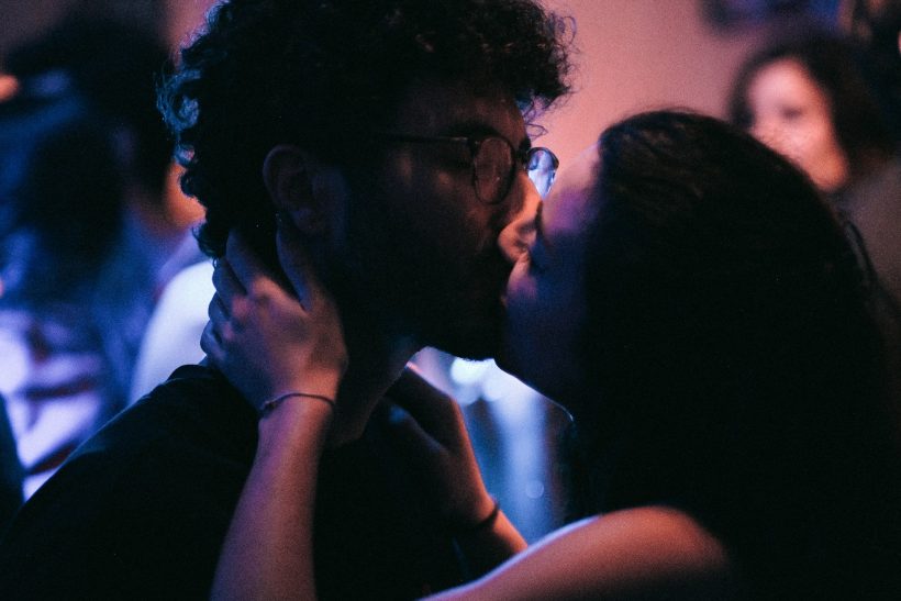 Eλκυστικό είναι να σε σέβεται, να σε κάνει να γελάς και να ξέρει να συζητάει μαζί σου