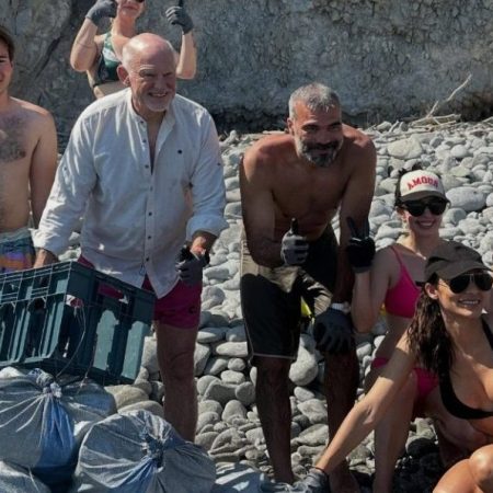 Γ. Παπανδρέου ο εθελοντής: Με βερμουδίτσα και πουκάμισο μάζεψε σκουπίδια από παραλία
