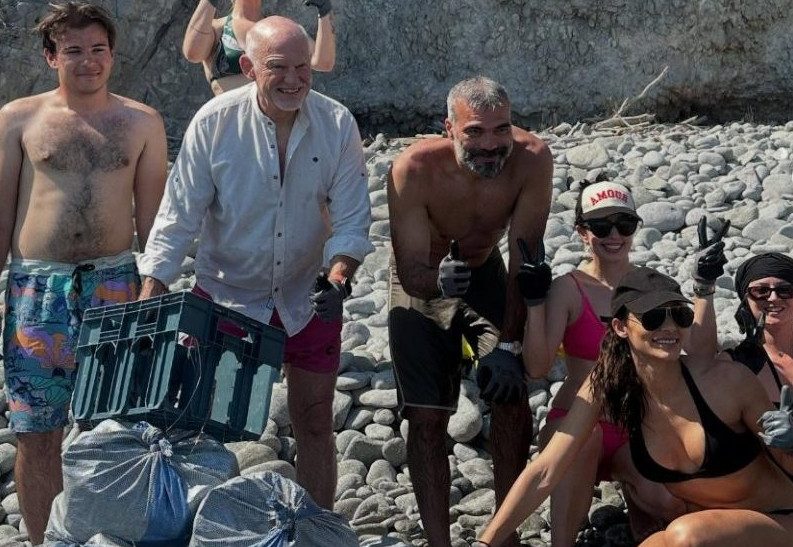 Γ. Παπανδρέου ο εθελοντής: Με βερμουσίτσα και πουκάμισο μάζεψε σκουπίδια από παραλία