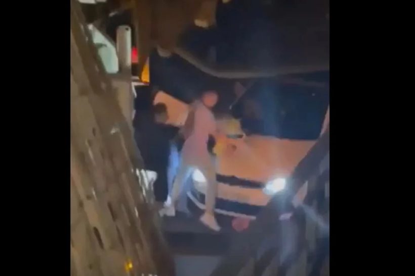 Στην Κυψέλη 3 νταήδες έδειραν υπάλληλο καθαριότητας γιατί τους μπλόκαρε τον δρόμο