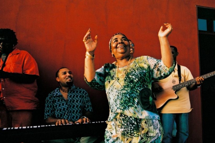Cesaria Evora: Η ντίβα που τραγουδούσε ξυπόλητη για το ανεκπλήρωτο, τη νοσταλγία και την αγάπη