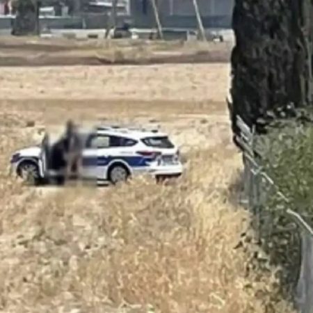 Μερακλήδες αστυνομικοί πιάστηκαν να βγάζουν τα μάτια τους πάνω στο περιπολικό