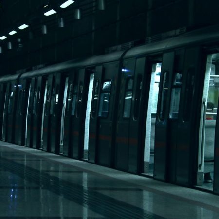 Ανοιχτό όλο το βράδυ: Το μετρό ξεκινά νυχτερινά δρομολόγια και (ίσως) αλλάζει τις ζωές μας