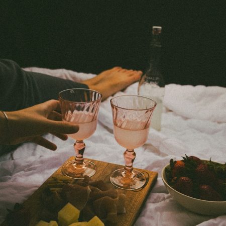 10 γλυκές, παιχνιδιάρικες και ουσιαστικές ερωτήσεις για βραδινές συζητήσεις με το ταίρι σου