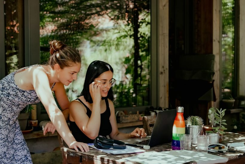 Η Gen Z δε θέλει να δουλέψει για να βγάλει το «αφεντικό» λεφτά κι αυτό είναι κάπως κουλ