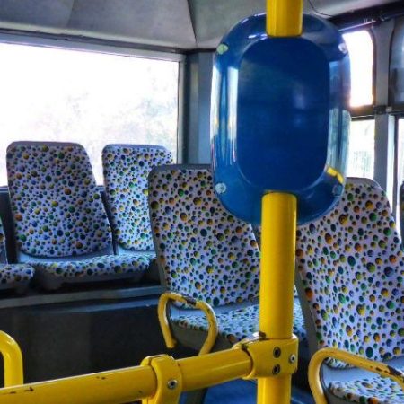 Σε άλλα νέα στη Θεσσαλονίκη άντρας αuνaνίζεται μέσα σε αστικό κοιτώντας μια κοπέλα