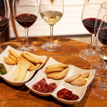 H Ισπανία προσλαμβάνει εθελοντές να πίνουν κρασί και να τρώνε Μεσογειακά