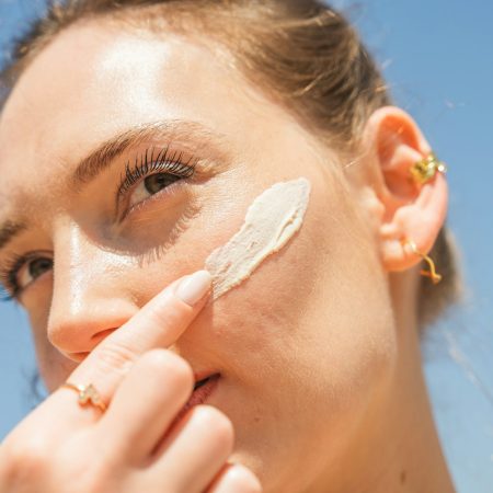Η skincare λίστα για να μη γίνει το δέρμα σου σαν σταφίδα με τον καύσωνα
