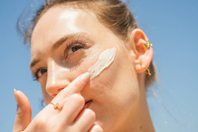 Η skincare λίστα για να μη γίνει το δέρμα σου σαν σταφίδα με τον καύσωνα