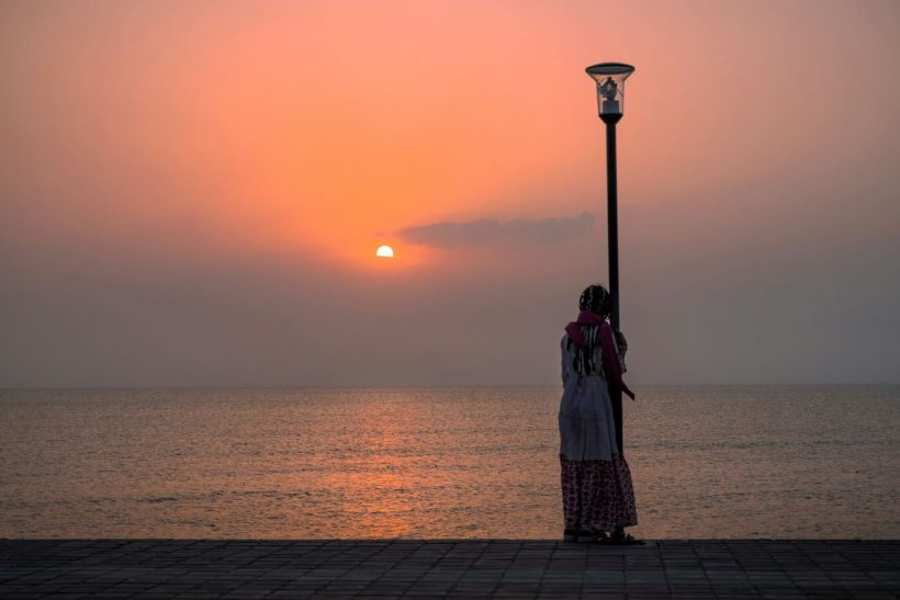 10 στίχοι σπουδαίων ποιητών που μας «ταξιδεύουν ανέμελα» στο ελληνικό καλοκαίρι