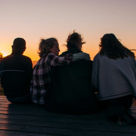 Φίλοι των διακοπών: Γιατί σε νιώθουν πιο πολύ από τους κολλητούς σου;