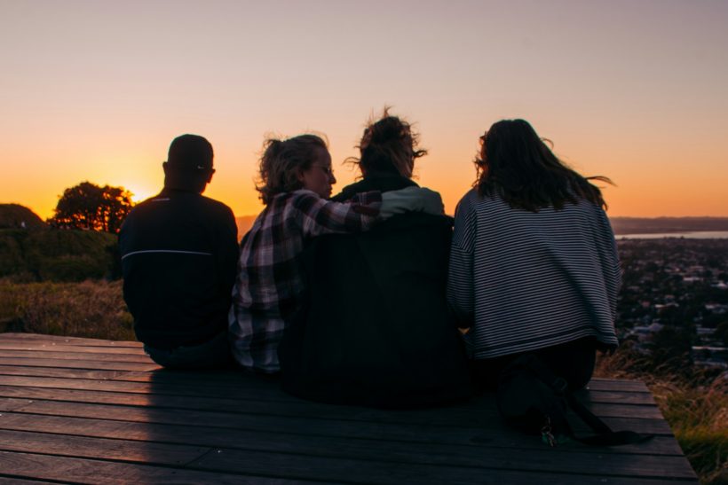 Φίλοι των διακοπών: Γιατί σε νιώθουν πιο πολύ από τους κολλητούς σου;