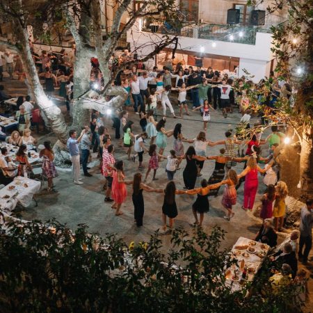 Η νέα γενιά είναι παραδοσιακή εκεί που πρέπει, χορεύοντας ικαριώτικο και μπάλο στα πανηγύρια