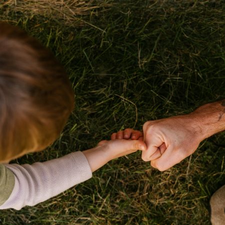 O πραγματικός λόγος που οι γονείς σου σε πιέζουν να κάνεις παιδιά