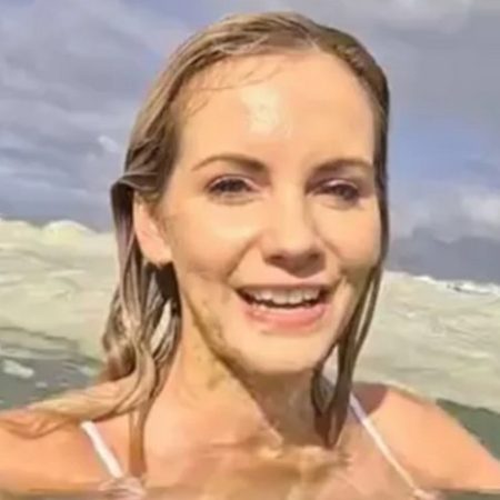 Ινφλουένσερ δίνει την viral αποτυχία του καλοκαιριού κολυμπώντας σε λύματα