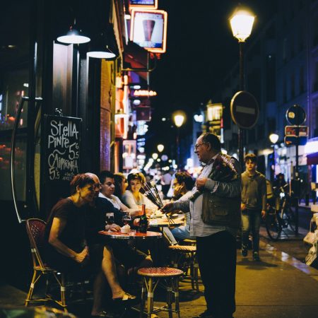 Στις αφιλόξενες μεγαλουπόλεις μάς έσωσαν τα στέκια μας