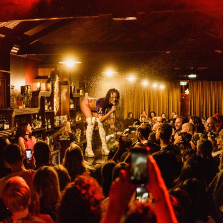 Betty Grumble: Μια queer περσόνα μας μεταφέρει από το τραύμα στον οργ@σμό