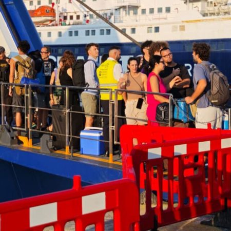 Πειραιάς: 100 επιβάτες έμειναν στον καταπέλτη και μπλόκαραν καράβι απ' το να φύγει