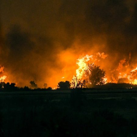 10 πυροσβέστες τραυματίες, δεκάδες καμένα σπίτια και μια χώρα που έχει πάρει φωτιά