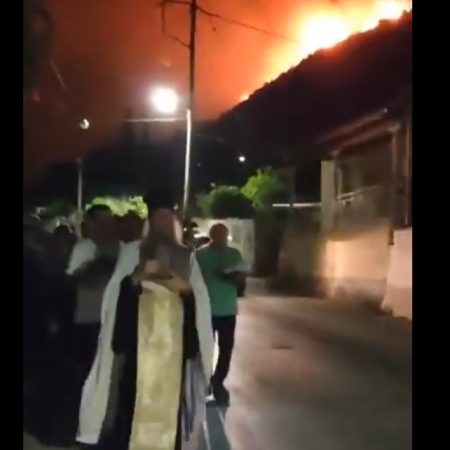 Ζάκυνθος: Λιτανεία αποφάσισαν να κάνουν ιερέας και ντόπιοι δίπλα στη φωτιά