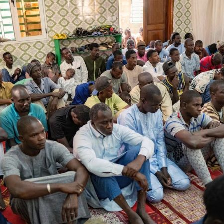 «Σχολεία για συζύγους»: Στη Σενεγάλη άντρες πηγαίνουν να διδαχθούν τα αυτονόητα