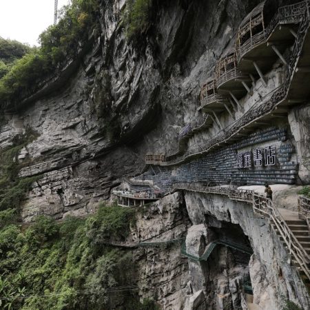 Mianhua Tiankeng Bookstore: Μια βιβλιοθήκη που κρέμεται πάνω από το τέλος του κόσμου