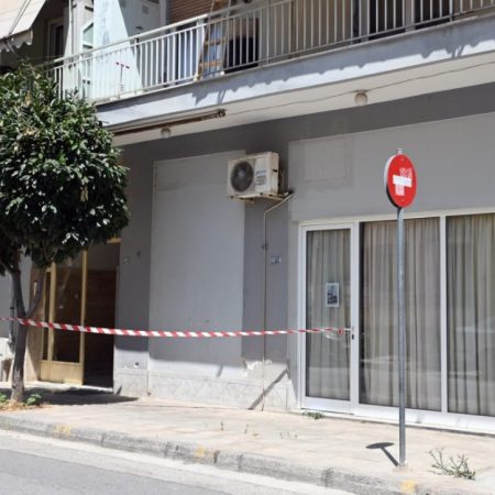 «Παραδώσου, μην ντροπιάζεις τα παιδιά σου» εκλιπαρεί ο θείος του γυναικοκτόνου στον Βόλο