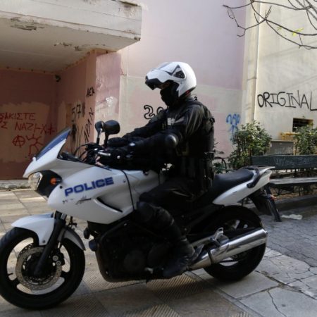 Badass μπαμπάς με βρέφος στην αγκαλιά κυνηγάει διαρρήκτη μέχρι που πηδάει απ' το μπαλκόνι