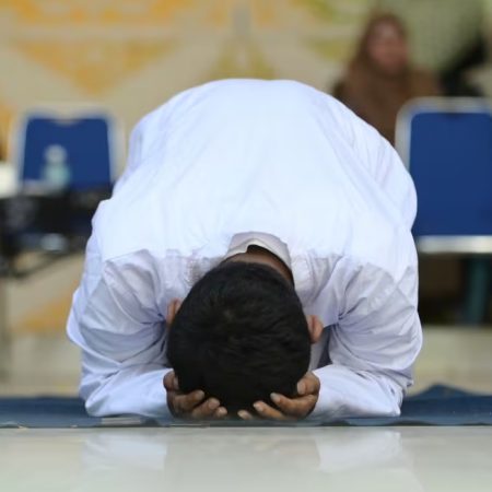 Ινδονησία: 76 φορές μασtiγώθηκαν 2 άντρες για ένα φιλί και μια αγκαλιά στην τουαλέτα