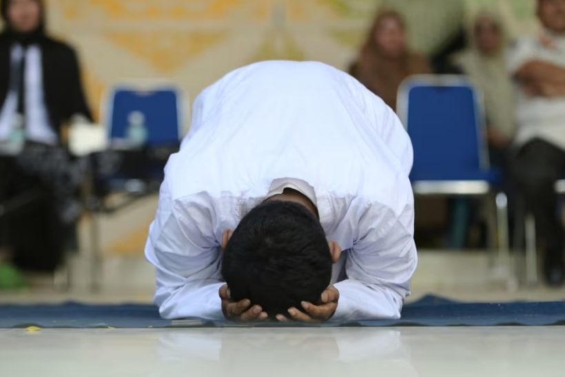 Ινδονησία: 76 φορές μασtiγώθηκαν 2 άντρες για ένα φιλί και μια αγκαλιά στην τουαλέτα