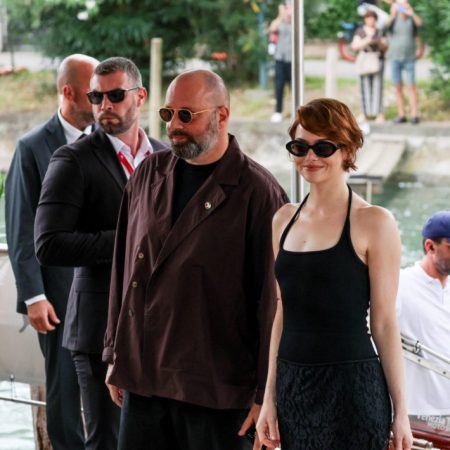 7 λεπτά χειροκροτούσε το κοινό στην πρεμιέρα της Bugonia του Λάνθιμου