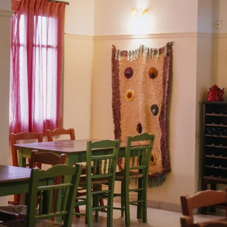 «Αξιώτισσα» Νάξος: Εβρaίοι τουρίστες προσπάθησαν να αφαιρέσουν αυτοκόλλητα υπέρ της Πaλaιστίνης