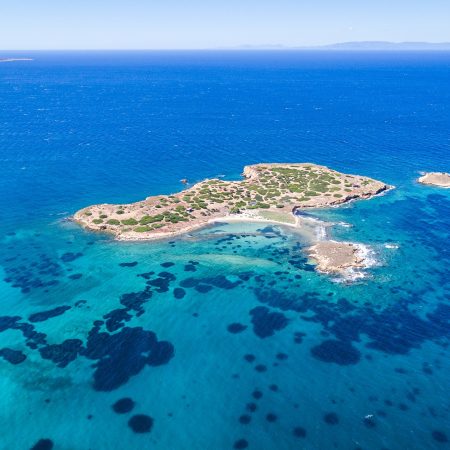 Υδρούσα: το άγνωστο νησί που βλέπει τη Βούλα είναι ιδανικό για βόλτα με το σκάφος