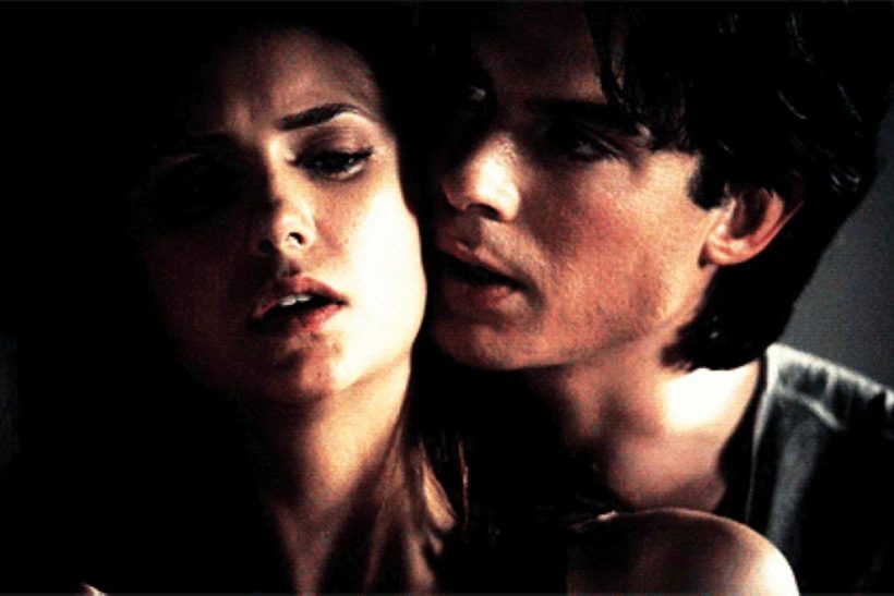 Λιώνουμε για κακά αγόρια σαν τον Ντέιμον που λατρεύουν την Eλένα τους