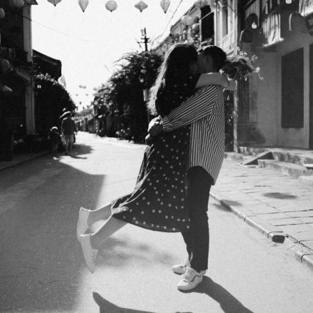 Πιέζεσαι να μην εκφράσεις όσα νιώθεις γιατί είναι «πολύ νωρίς»· Για ποιον;